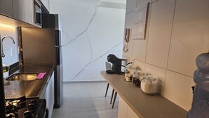 Una cocina moderna con estufa, lavaplatos y encimera.