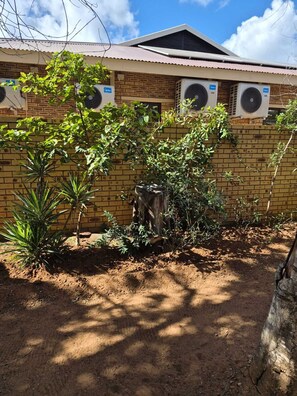 Property grounds - Fox Inn Guesthouse Lephalale (Lephalale)