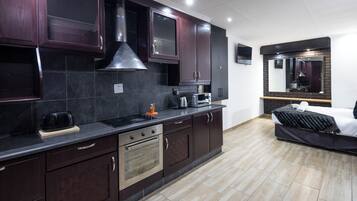 Deluxe Double Room, Garden View | Private kitchen