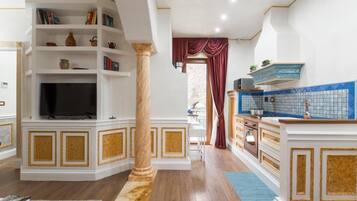 Deluxe Condo, City View | Private kitchen