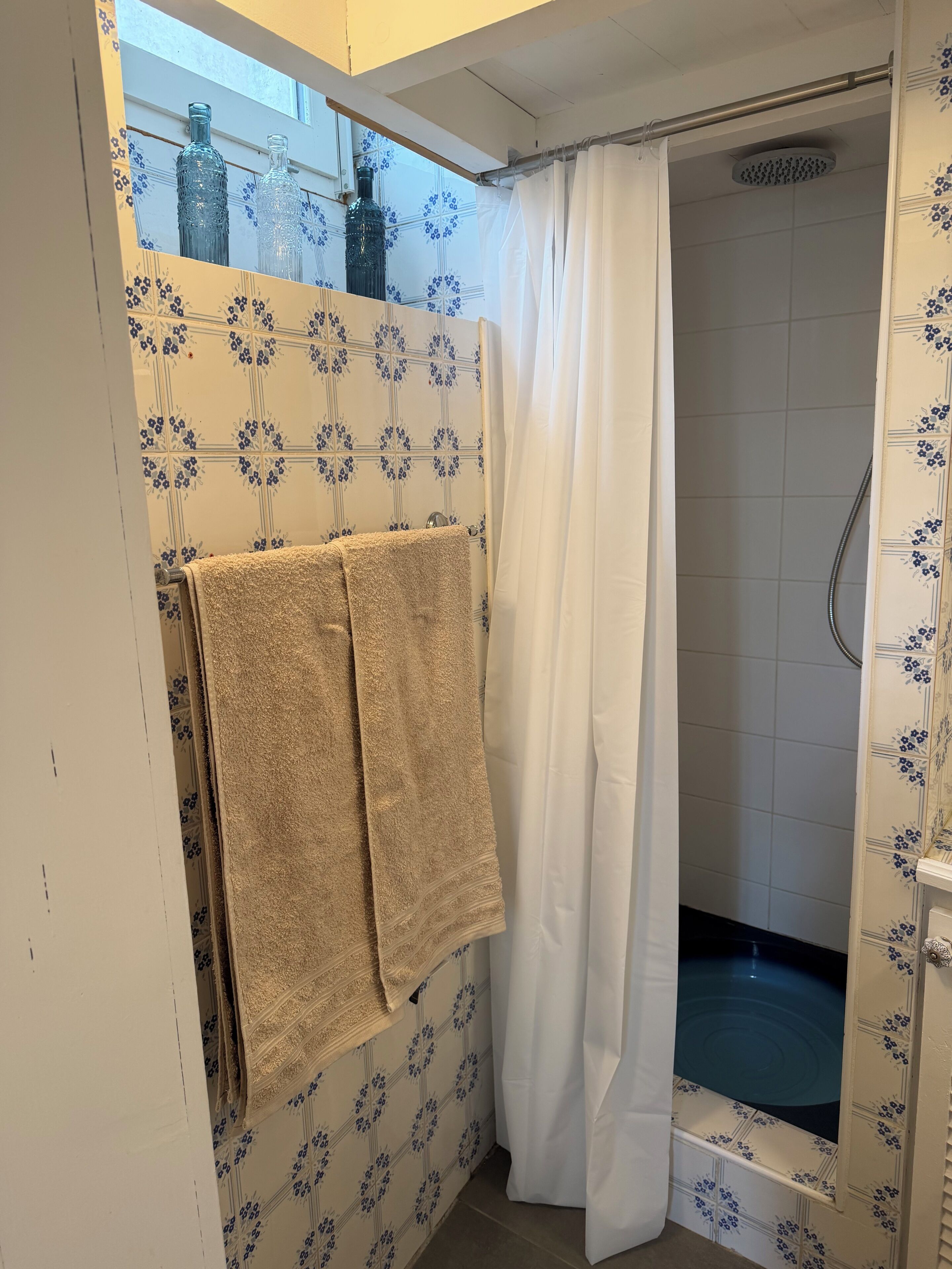 Douche, serviettes fournies, savon, shampooing