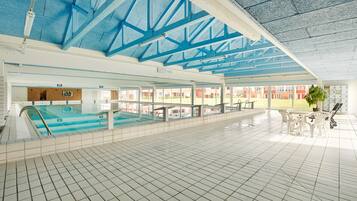 Inomhuspool och utomhuspool