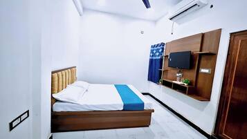 Deluxe Double Room, City View | Meja, Wi-fi percuma