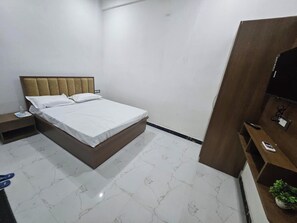 Desk, free WiFi - VaranasiHomestay Aakriti nrKorean temple (Khajuhi)