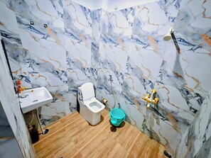 Shower, free toiletries, towels - VaranasiHomestay Aakriti nrKorean temple (Khajuhi)