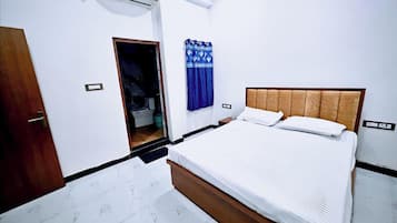 Basic Double Room, City View | Desk, free WiFi