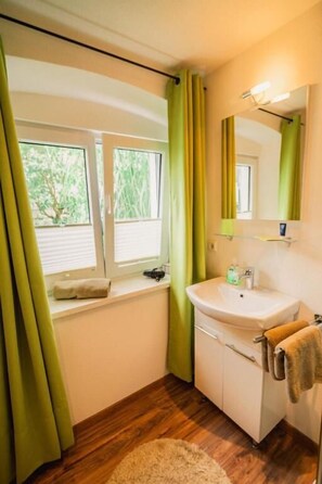 Classic Single Room, Courtyard View | Bathroom | Shower, hair dryer, towels, soap - Landhaus Goldenes Kreuz  (Leutkirch im Allgäu)