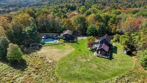 Una casa espaiosa amb piscina, envoltada d'un paisatge boscós.