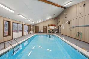 En swimmingpool med en tydlig, blå kantlinje, omgiven av en plattläggning.