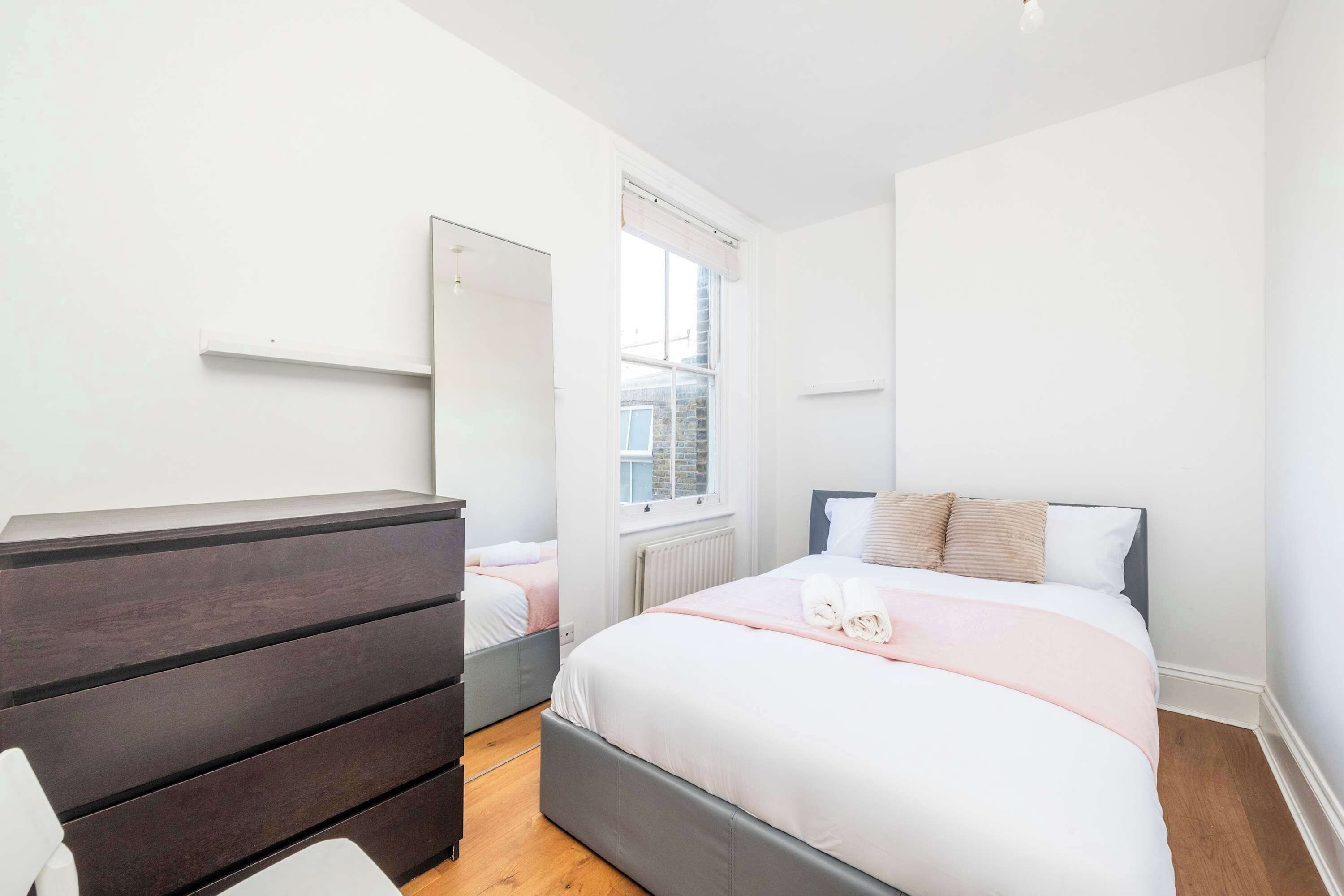 4 bedrooms, desk, iron/ironing board, WiFi