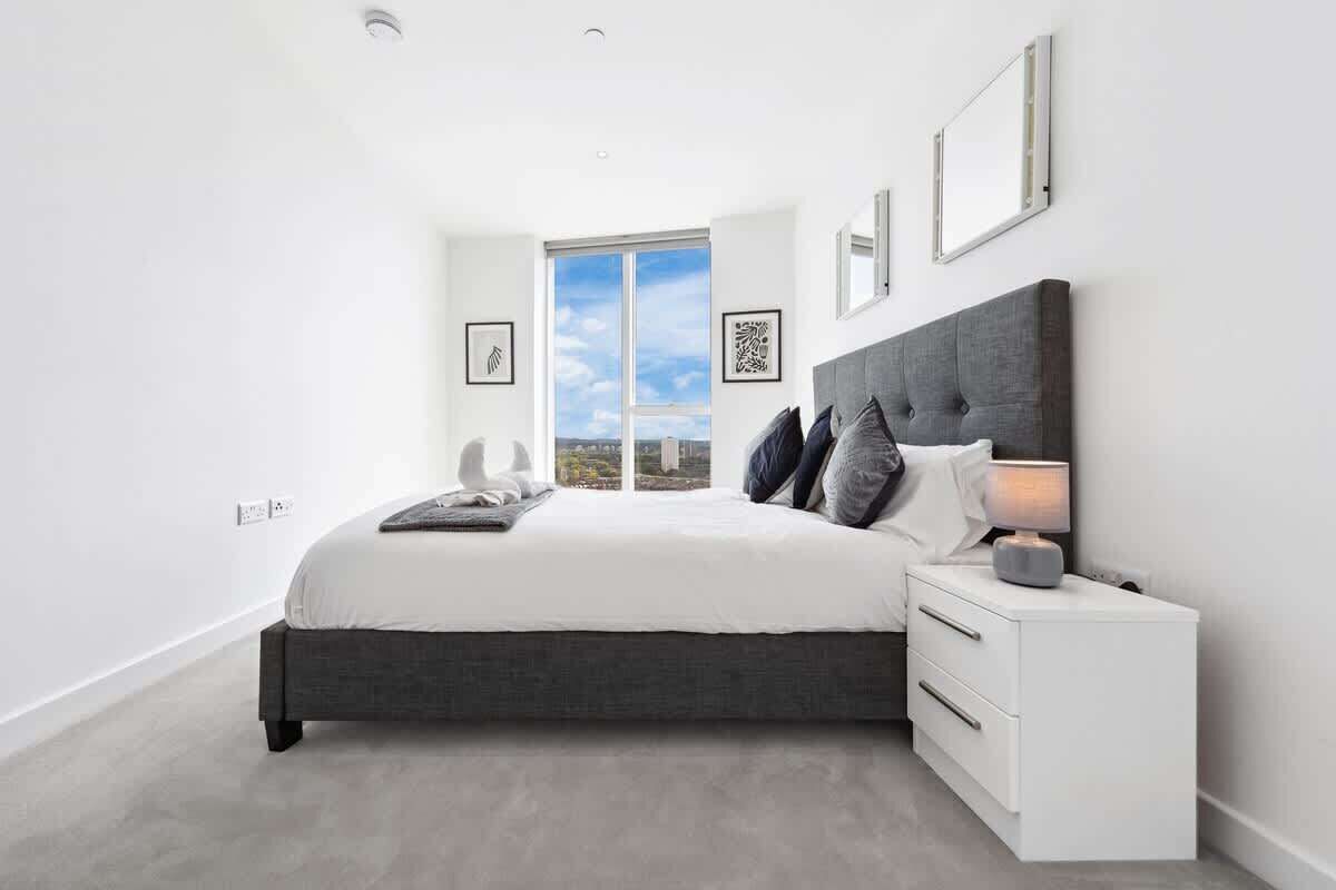 Desk, iron/ironing board, WiFi, bed sheets
