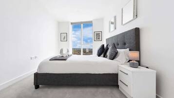 Desk, iron/ironing board, WiFi, bed sheets