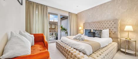 4 bedrooms, desk, iron/ironing board, WiFi