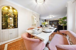 Dining - HUGE Knightsbridge 4BR Harrods HQ for 11 with Balcony, Gated Parking Acess, Unmissable Family Luxury (London)
