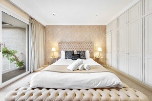 4 bedrooms, desk, iron/ironing board, WiFi - HUGE Knightsbridge 4BR Harrods HQ for 11 with Balcony, Gated Parking Acess, Unmissable Family Luxury (London)