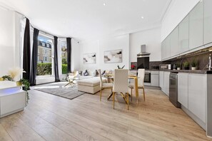 A modern apartment with a dining area, kitchen, and living room. - VIRAL Kensignton 2BR Refreshing Dream Home by Station for 6 (Greater London)