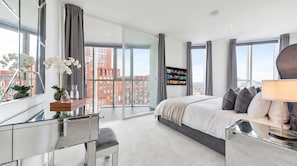 A modern hotel room with a large bed, a TV, a desk, and a view of the cityscape. - ELEVATED SHARD VIEW PANORAMIC SECRET STAY, Top Floor Penthouse, Gym and Rooftop (Greater London)