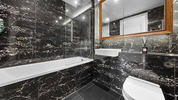 Dusche, Haartrockner, Handtücher, Shampoo