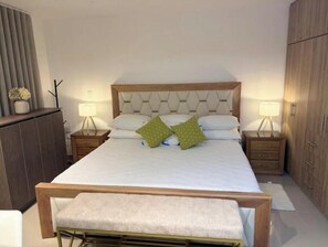 3 chambres, coffres-forts dans les chambres, bureau