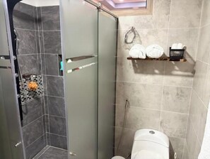Douche, sèche-cheveux, bidet, serviettes fournies