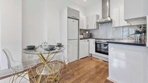 Coffee/tea maker, fridge, microwave, oven - Notting Hill Neighbour - 2BR Designer Stay (Greater London)