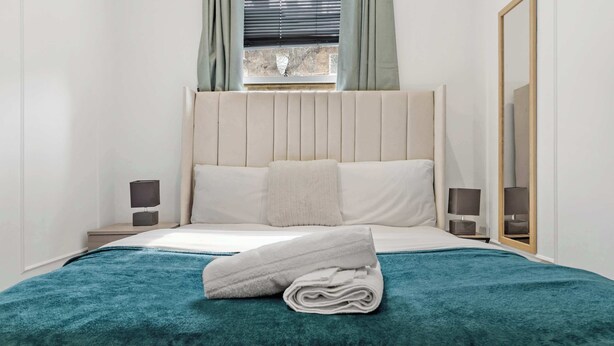 2 bedrooms, desk, iron/ironing board, WiFi - Notting Hill Neighbour - 2BR Designer Stay (Greater London)
