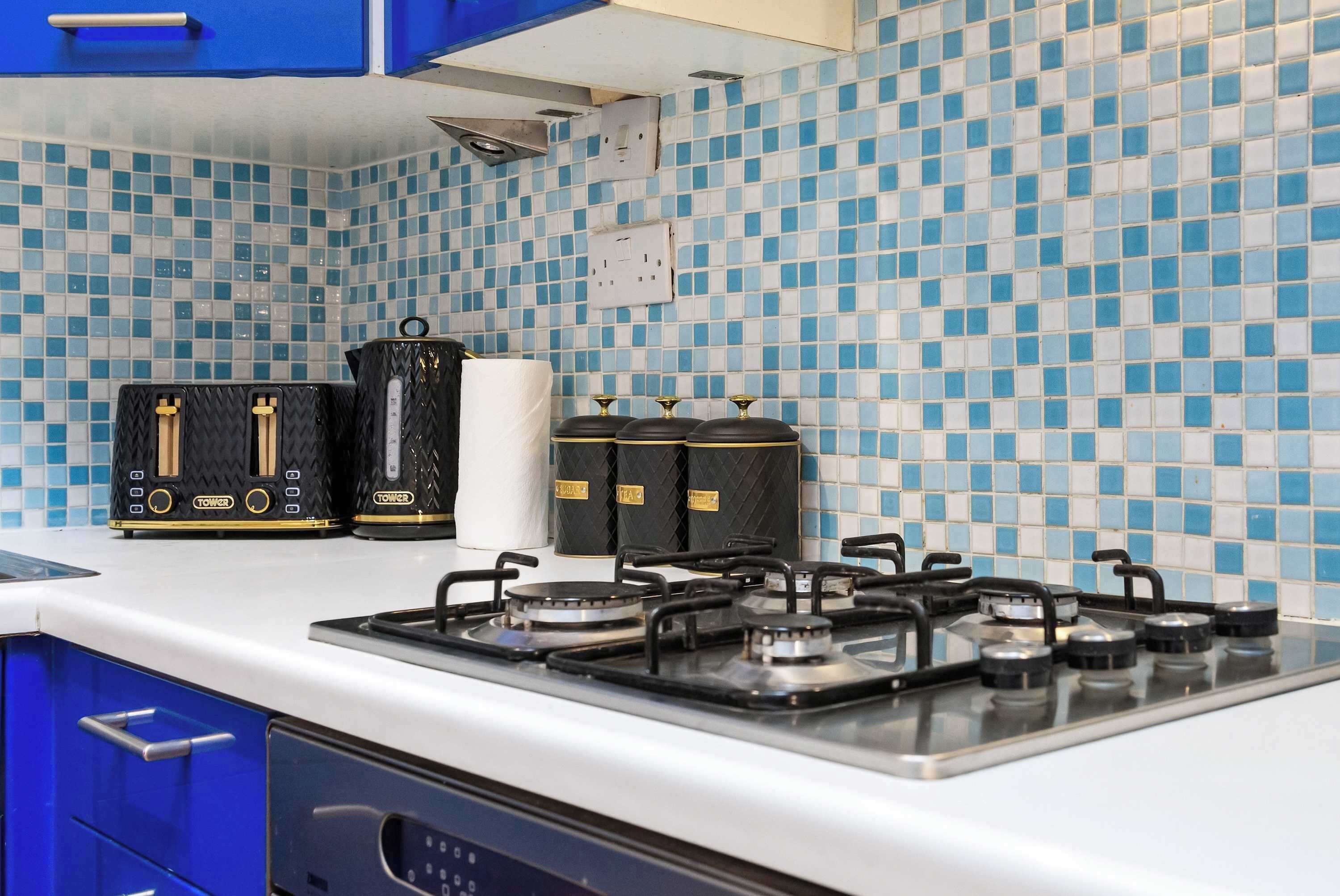 Wasserkocher mit Kaffee-/Teezubehör, Kühlschrank, Mikrowelle, Ofen