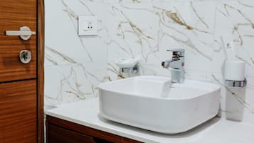 Kamar Double Deluks, balkon, pemandangan kolam renang | Kamar mandi | Sandal, handuk, sabun, dan sampo