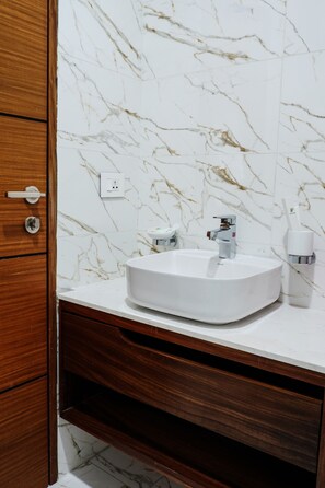 Kamar Double Deluks, balkon, pemandangan kolam renang | Kamar mandi | Sandal, handuk, sabun, dan sampo
