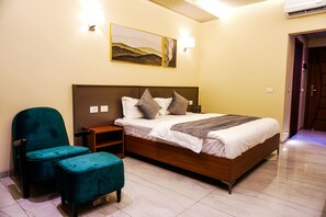 Kamar Double Deluks, balkon, pemandangan kolam renang | Meja kerja, ruang kerja ramah laptop, dan setrika/meja setrika