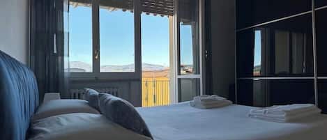 Tabla de planchar con plancha, wifi y ropa de cama