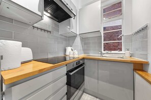 Wasserkocher mit Kaffee-/Teezubehör, Kühlschrank, Mikrowelle, Ofen