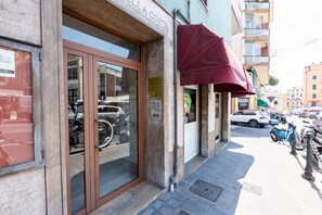 Ein Gebäude mit Schaufenster, einem sichtbaren Schild und einer roten Markise.