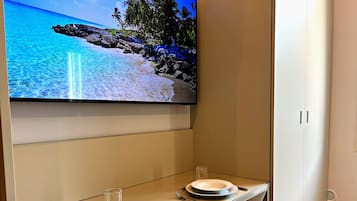 Superior studio, gedeeltelijk uitzicht op zee | Een kluis op de kamer, een strijkplank/strijkijzer, gratis wifi