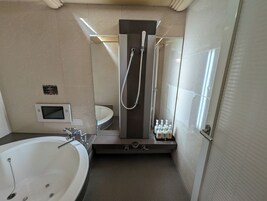 Standard Double Room | Bathroom | Combined shower/tub, free toiletries, hair dryer, towels