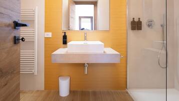 Een douche, een haardroger, een bidet, handdoeken