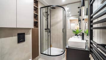 Apartment | Bathroom | Hair dryer, towels, soap, shampoo