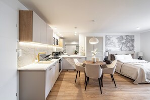 开间 | 私人简易厨房 | 冰箱、炉灶、厨具/餐具
