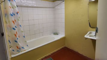 Duschwanne, Handtücher, Seife, Toilettenpapier