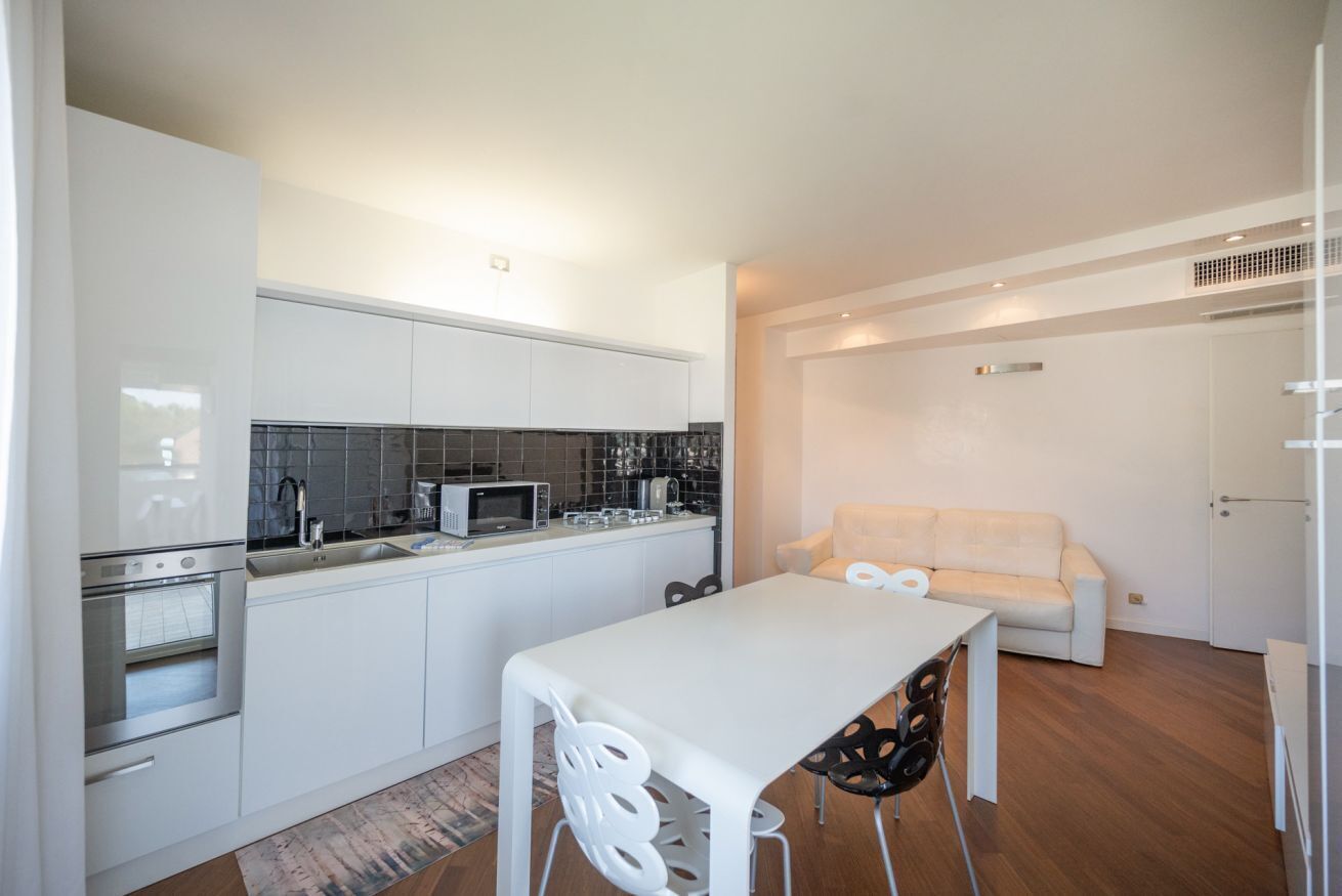 Kühlschrank, Mikrowelle, Geschirrspüler, Toaster