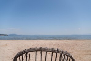 Ein Liegestuhl mit Blick auf das Meer und das Umland.