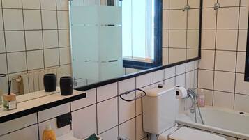 Shower, hair dryer, bidet, towels