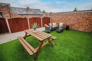 Outdoor dining - Group Haven 5 Bed 2 Bath | Hot Tub | Pool Table (Sheffield)