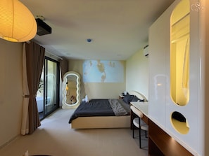 Un dormitorio moderno con una cama, un escritorio, un espejo y un ventanal grande.