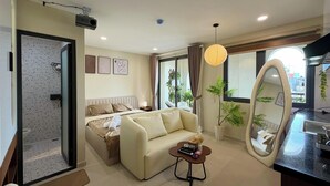 Ein modernes Wohnzimmer mit einer Couch, einem Couchtisch, einem Bett und einem großen Spiegel.