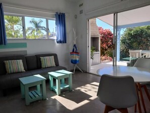 Cottage tiện nghi đơn giản, quang cảnh một góc biển | Khu phòng khách