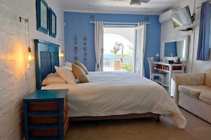 In-room safe, laptop workspace, free WiFi, bed sheets - The Lazy Shark (Freeland Park)