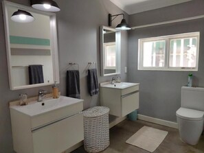 Cottage tiện nghi đơn giản, quang cảnh một góc biển | Phòng tắm