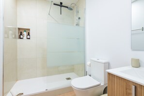 Dusche, Haartrockner, Handtücher