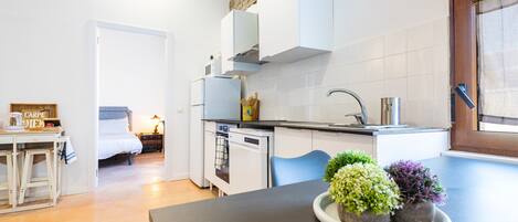Fridge, microwave, oven, stovetop